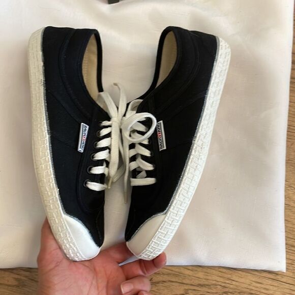 BACKYARD FOOTWEAR BLACK AND WHITE SNEAKERS.  NEW IN BOX - Picture 4 of 8